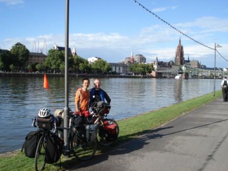 Japanse fietstoerist Kora en ikzelf op de oever van de Main in Frankfort.